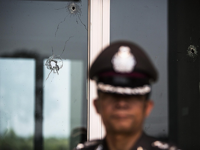 Autóba rejtett pokolgép robbant a népszerű thaiföldi üdülőhelyen