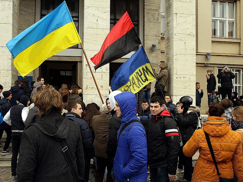Kijevből érkeztek tüntetők Ungvárra támogatni az új kárpátaljai kormányzót