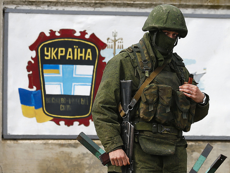 Kitartanak az ukrán katonák a Krímben