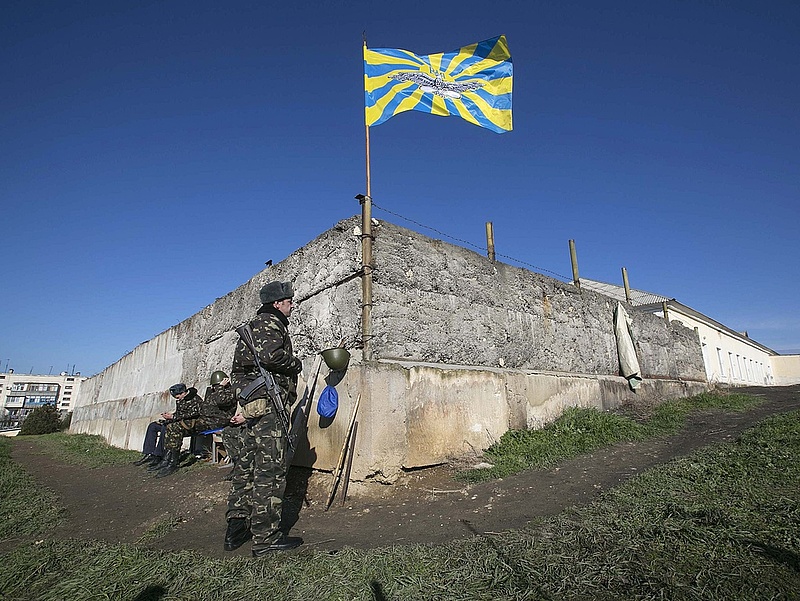 Engedélyezték a krími ukrán katonáknak a fegyverhasználatot
