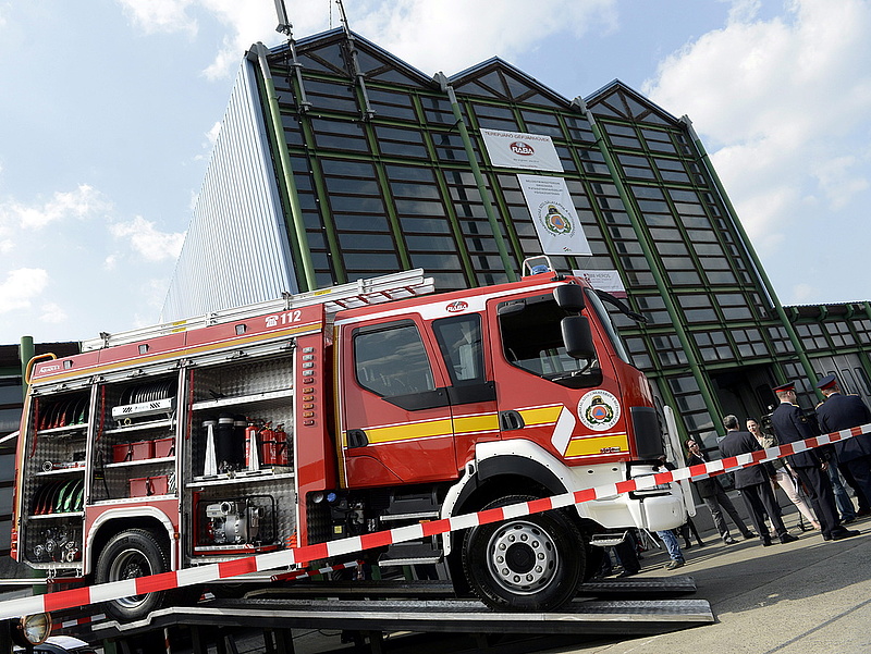 Új, magyar gyártású tűzoltóautót mutatottak be