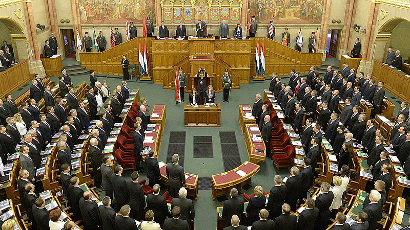 Munkába állnak a magyar képviselők