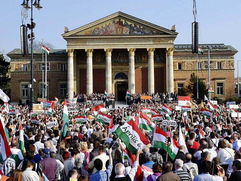 Medián: Tovább eshet a Fidesz népszerűsége a brókerbotrányok miatt