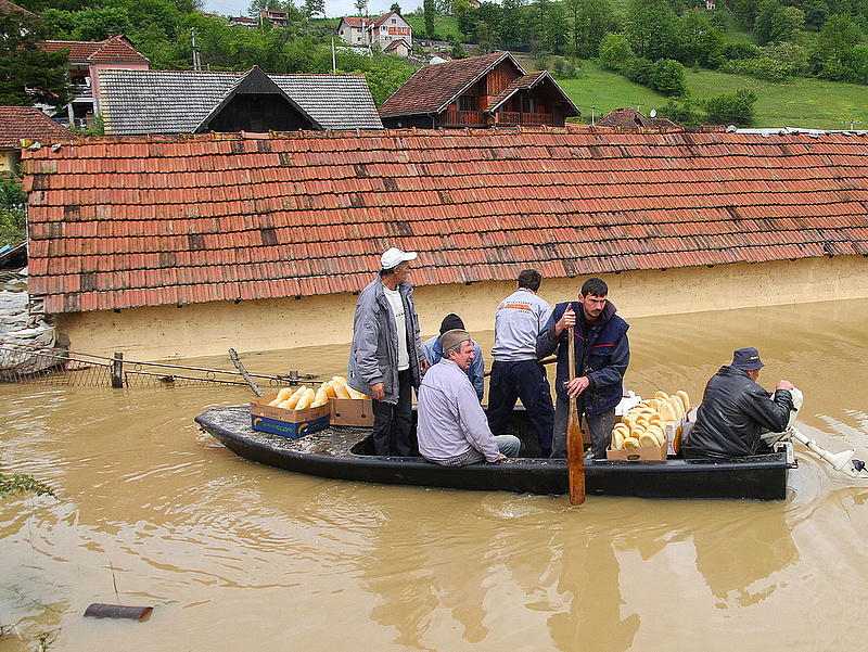 Több száz embert telepítettek ki az árvíz miatt