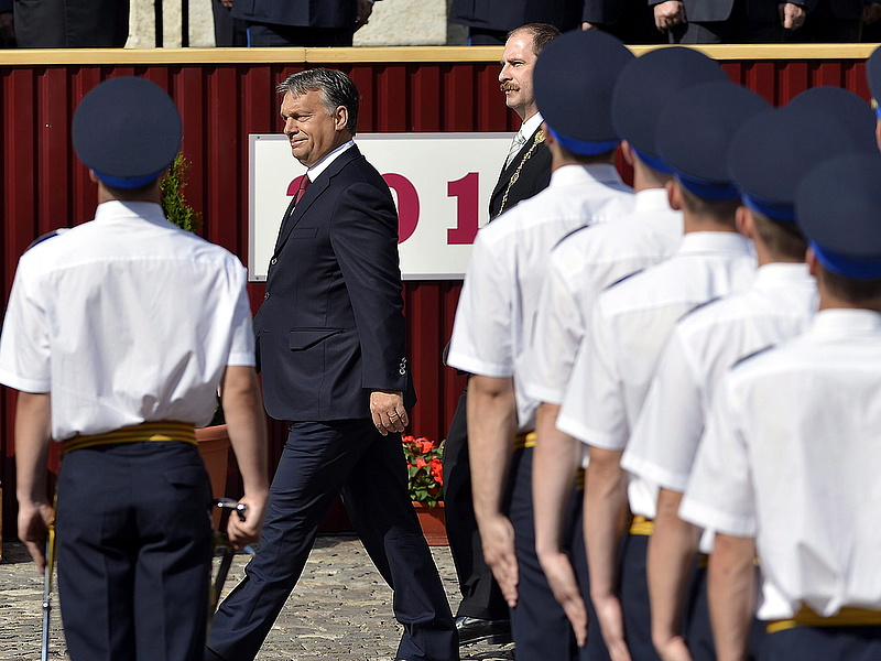 Orbán: sikerült visszaállítani a mundér becsületét