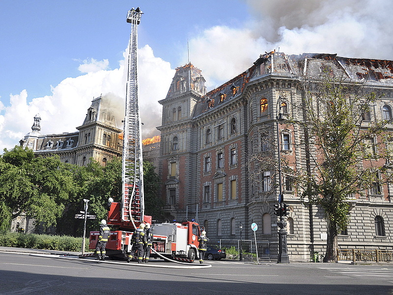 Hatalmas tűz Budapesti belvárosában - kerüljön, ha teheti
