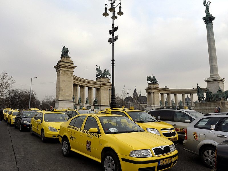 Két taxis céggel kevesebb a fővárosban
