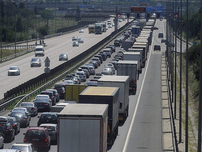 Óriási dugók a magyar autópályákon