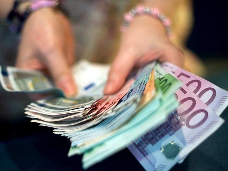 Idei legerősebb árfolyamán a forint az euróval szemben