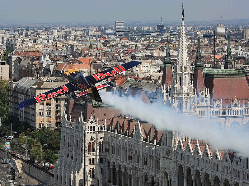 Hatmilliárdért jönnek Budapestre a Red Bull repülői