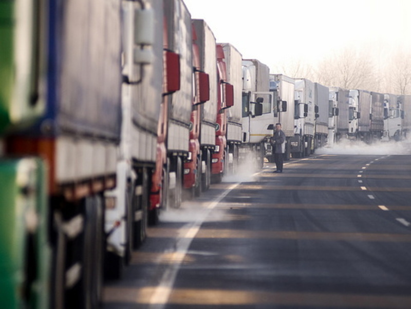 Több kilométeres a kamionsor a csanádpalotai és a röszkei határátkelőhelynél
