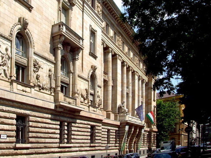 Súlyos bírság a magyar banknak 