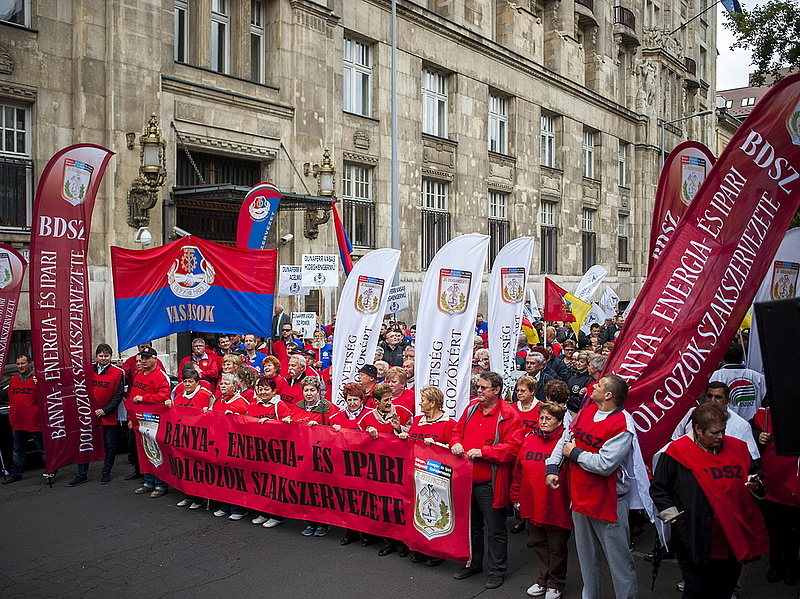 A korkedvezményes és korengedményes nyugdíjért tüntettek szakszervezetek
