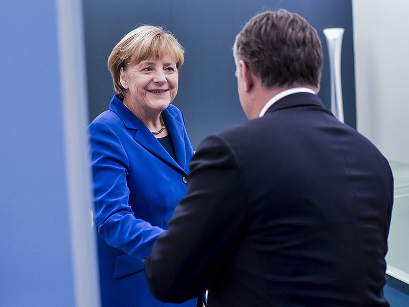 Merkel újra megdolgozza Orbánt és társait