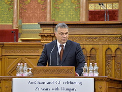 Orbán óvatosságra int mindenkit 