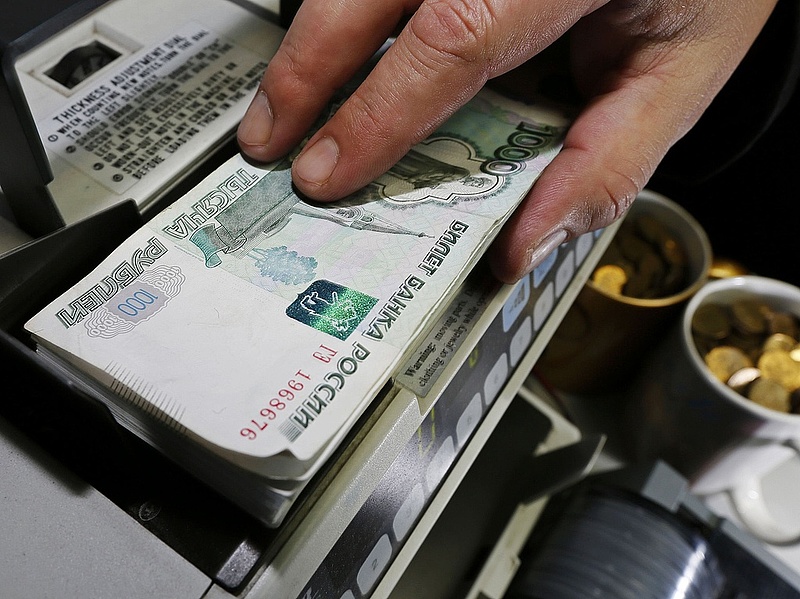 Rekordmélységben a rubel árfolyama, gyengülnek a tőzsdemutatók