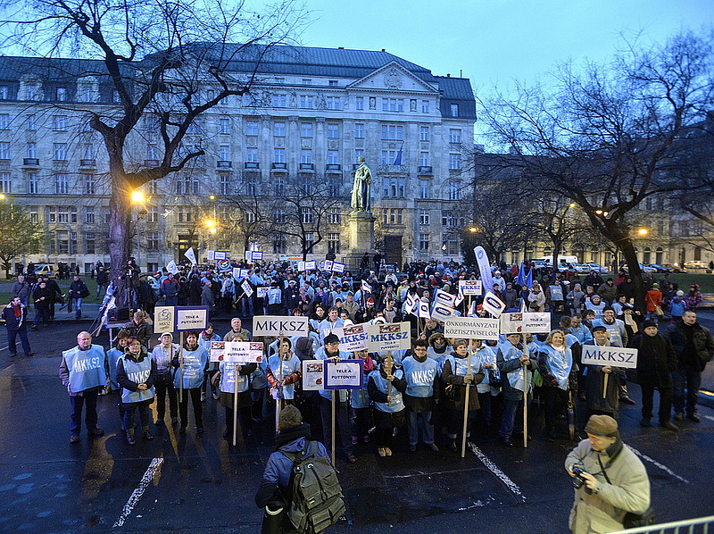 \"Hivatásból szivatás lett\" - Közszolgák tüntettek Budapesten