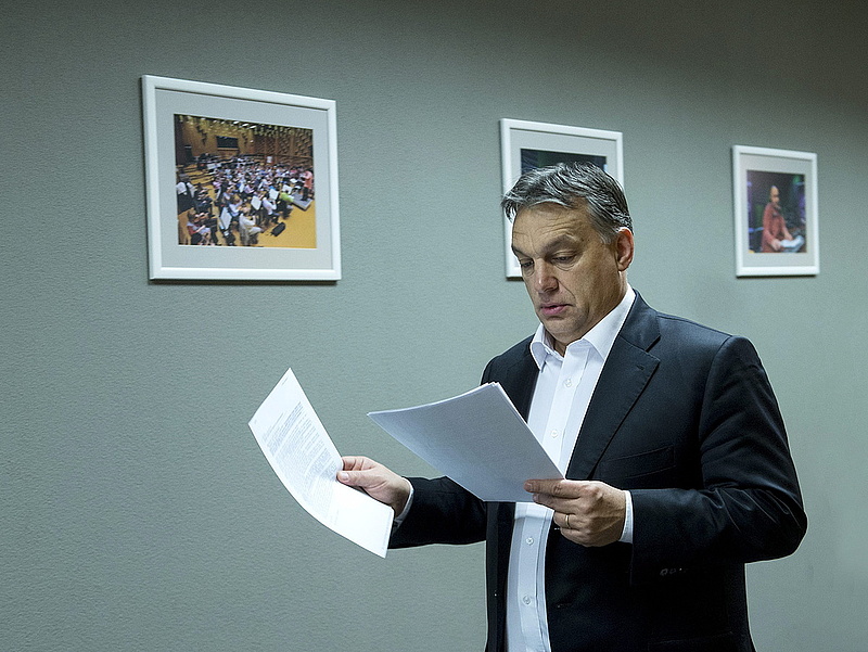 Vita Orbánnal? - regált a sajtófőnök