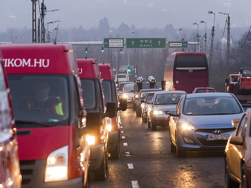 Óriási közlekedési káoszt ígérnek keddre a fővárosban 