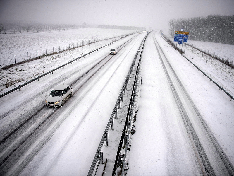 Autósok, figyelem! Itt van hóhelyzet Magyarországon