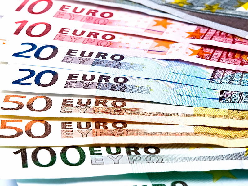 Több ezernyi hamis eurót foglaltak le a Keletinél