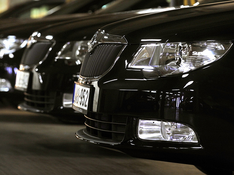 Nyárig lecserélik a kormányzati autókat - mit vesznek félmilliárd forintért?