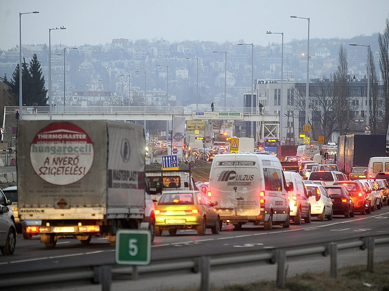 Balesetek miatt lassú a forgalom az M7-esen a Balaton felé