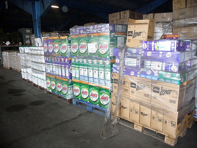 Több tízezer liter hamis mosószer - feketézőkre csapott le a NAV