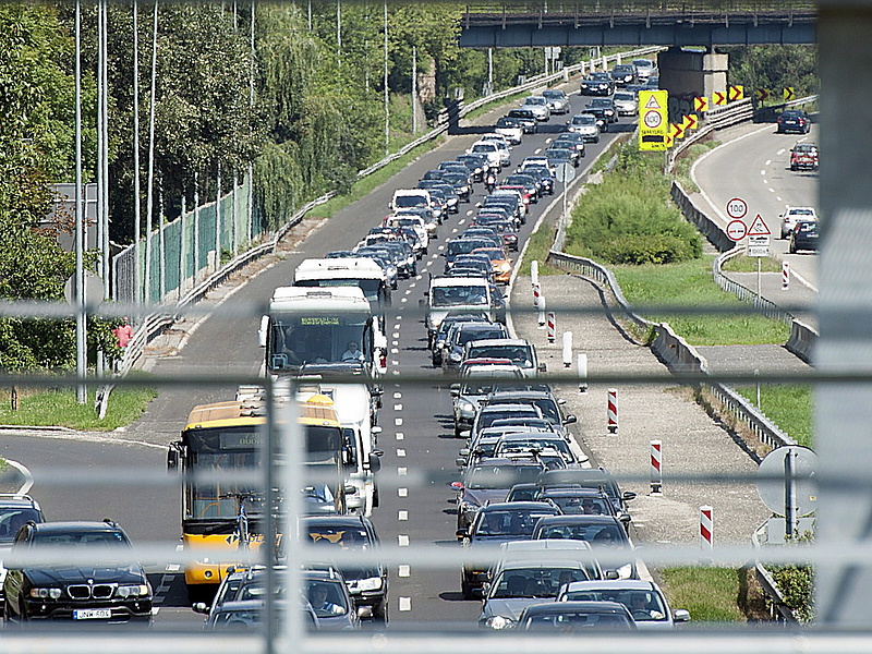 Leállt a forgalom az M7-es autópályán - hatalmas dugóra kell készülni