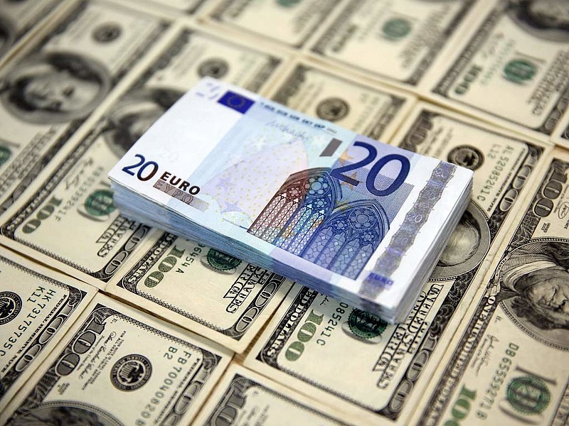 Londoni elemzők: paritás alá gyengülhet az euró a dollárral szemben