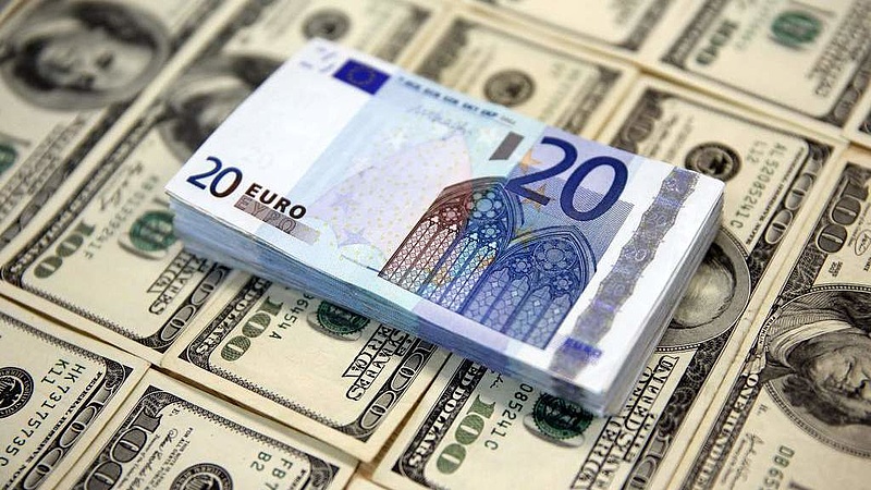 Olasz népszavazás - rég nem látott mélypontra esett az euró dollárral szemben