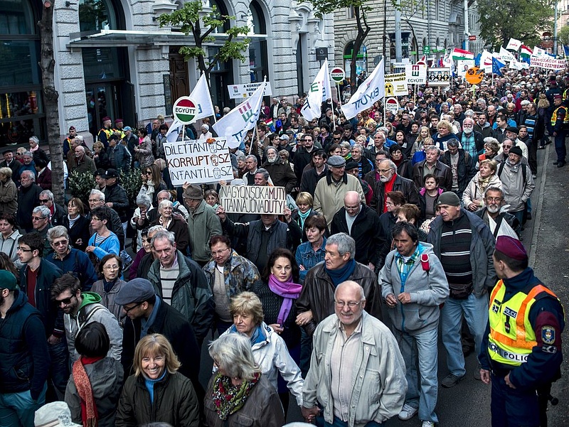 Kormányellenes tüntetést tartottak a fővárosban és megyeszékhelyeken
