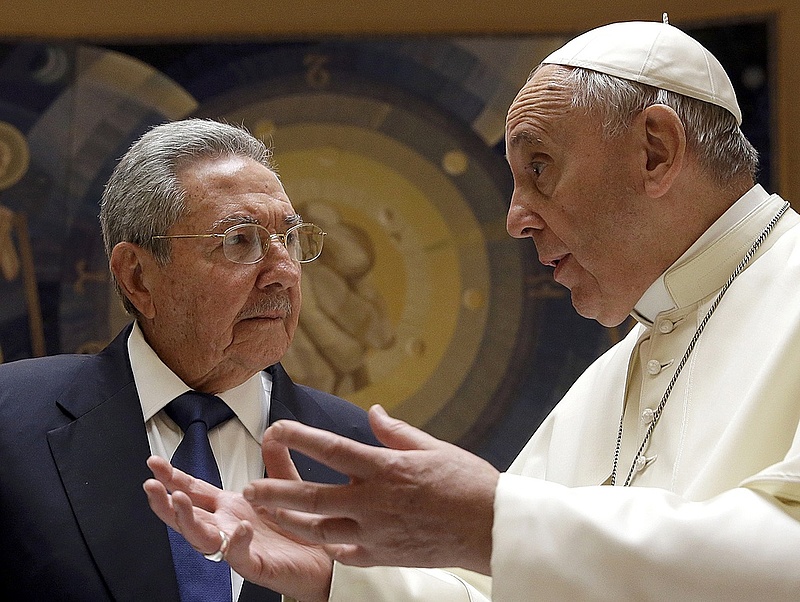 Raúl Castrót fogadta Ferenc pápa