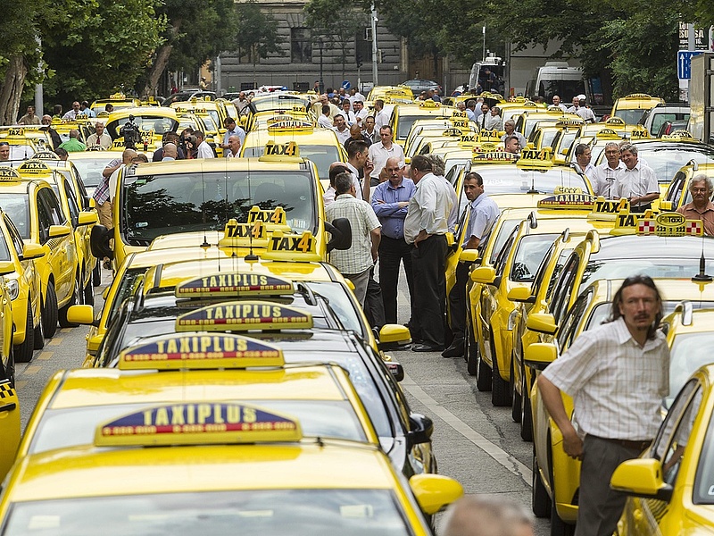 Itt az új taxirendelet - fontos változások péntektől!