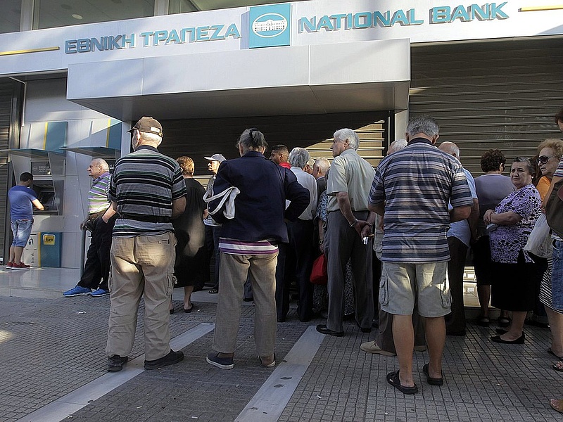 Pánikszerűen tolhatják a tőkét a görög bankokba