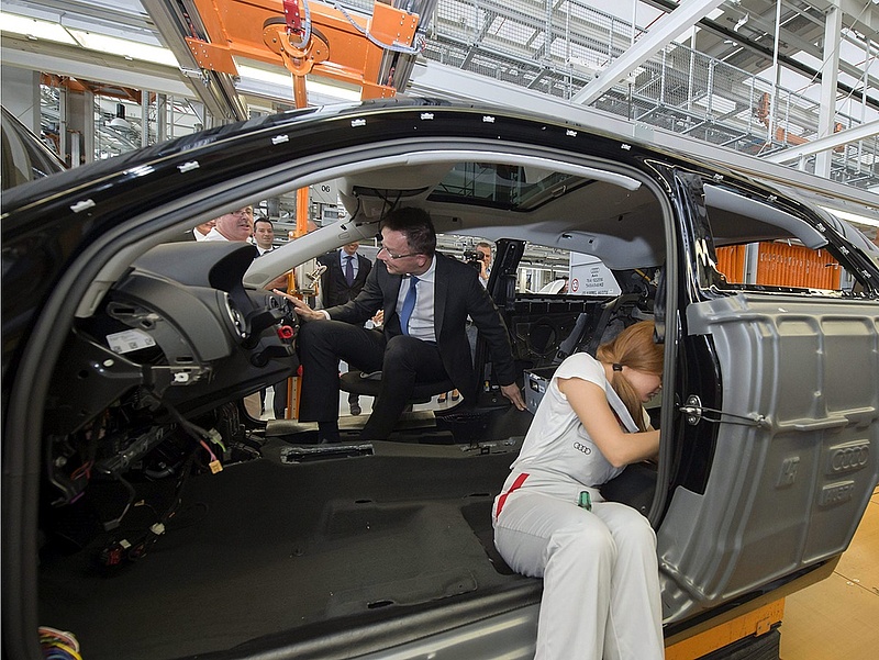 Tárgyalnak az Audi-gyár bővítéséről - Szijjártó szerint ősszel \"lesznek jó híreik\"