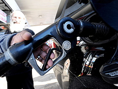 Pénteken tovább zuhan az üzemanyagok ára