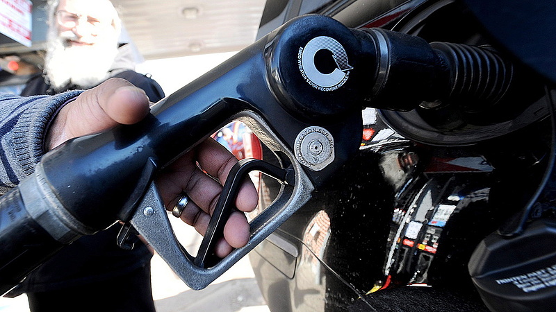 Mikor dől el, mennyi lesz a benzin ára? - Megszólalt a NGM