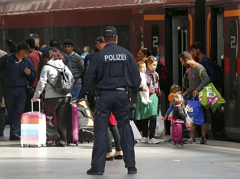 Két különvonat érkezett Magyarországról indult menedékkérőkkel Münchenbe