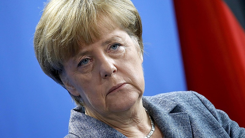 Merkel bekeményített - két fronton támadják