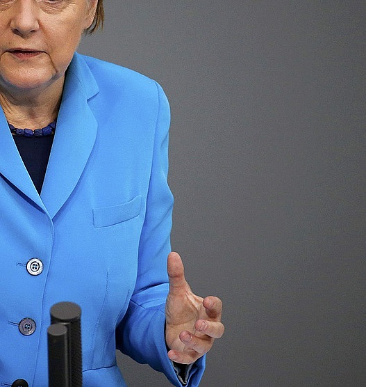 Angela Merkel üzent a bevándorlóknak