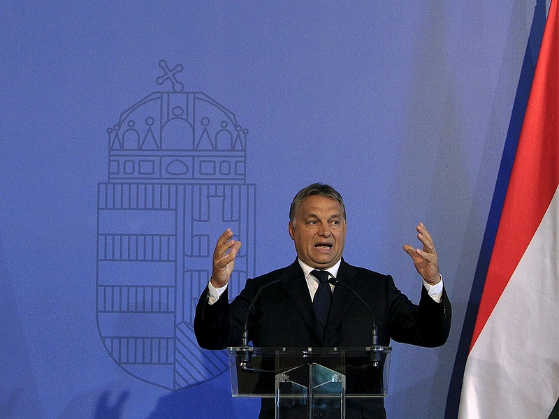 Sarokba szorítaná Merkelt Orbán pártfogója