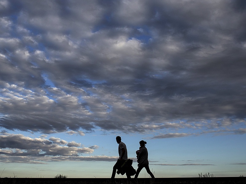 Rekordszámú migráns érkezhet hétfőn - keddtől szigorítanak