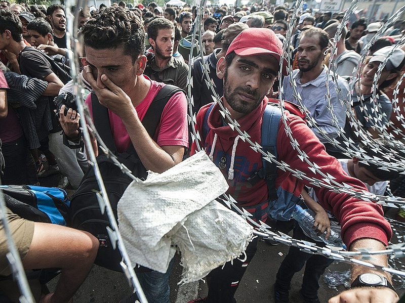 Áttörték a migránsok a kaput Horgosnál (frissítve)