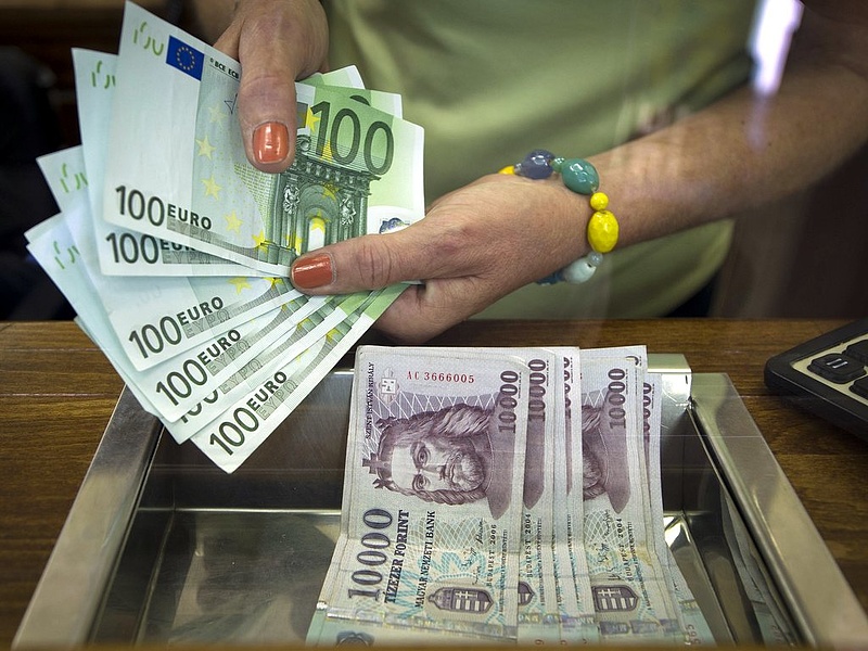 Párizs után: gyengül az euró - mi vár ránk?