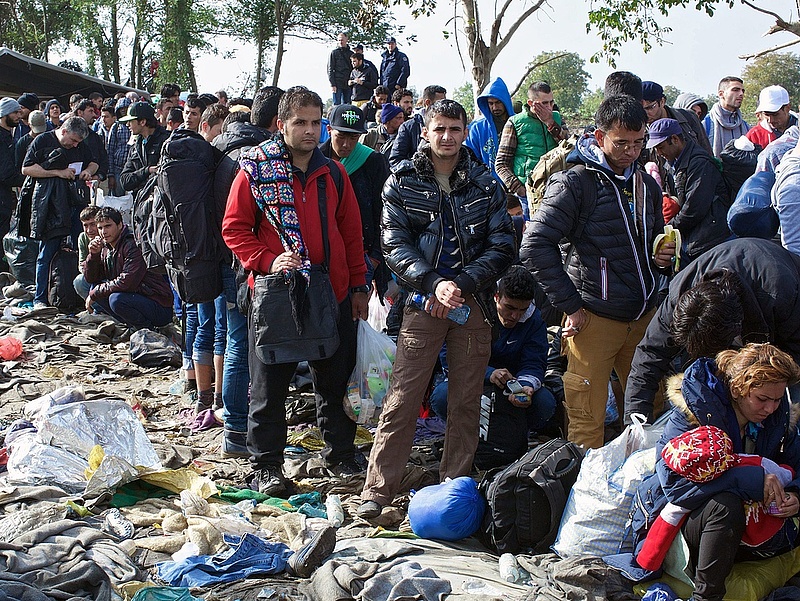 Újabb több ezer menekült érkezhet ma Szerbiába