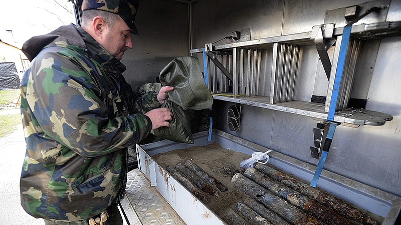 Lőszereket és nyolcvan kilogramm lőport is találtak a tűzszerészek a XVII. kerületben