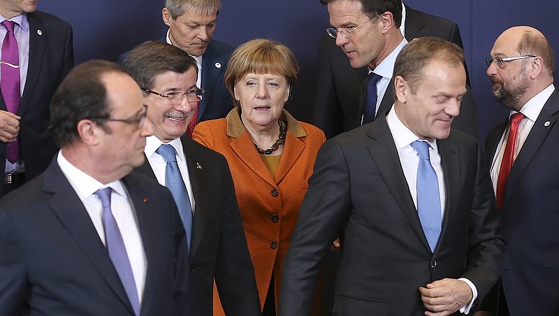 Merkelt alaposan legombolhatták a csúcson
