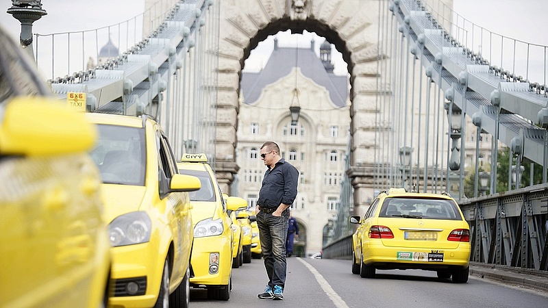  Elindult a taxistüntetés, megbénul Budapest