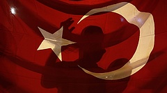 Török puccskísérlet - Meghosszabbították a rendkívüli állapotot